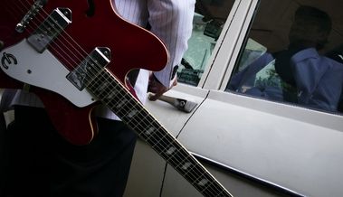Edgardo torres guitarra Y auto clásico